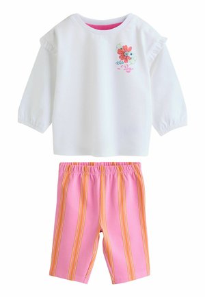 Hvid babybluse med lange ærmer med blomsterbroderi og lyserøde shorts med lodrette orange og gule striber, elastisk talje.