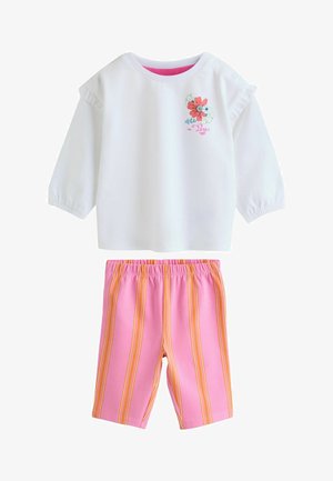 Chemise blanche à manches longues pour bébé avec broderie florale et short rose à rayures verticales orange et jaune, taille élastique.