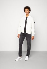 Calvin Klein CRINKLE ONION - Bomber Jacket - vanilla ice/off-white ...