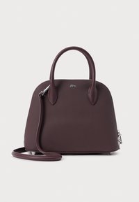 Bordeaux geklede handtas met dubbele handgrepen, een afneembare schouderriem en zilverkleurige hardware. Bevat een ritssluiting en een merklogo-detail.