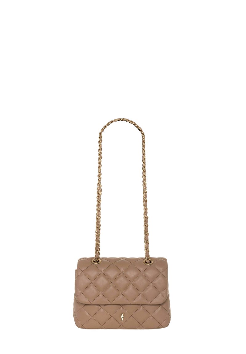 Wytłaczana brązowa skórzana torebka z złotym łańcuszkiem i wytłoczonym logo. Posiada zapięcie na klapkę oraz miękką teksturę.