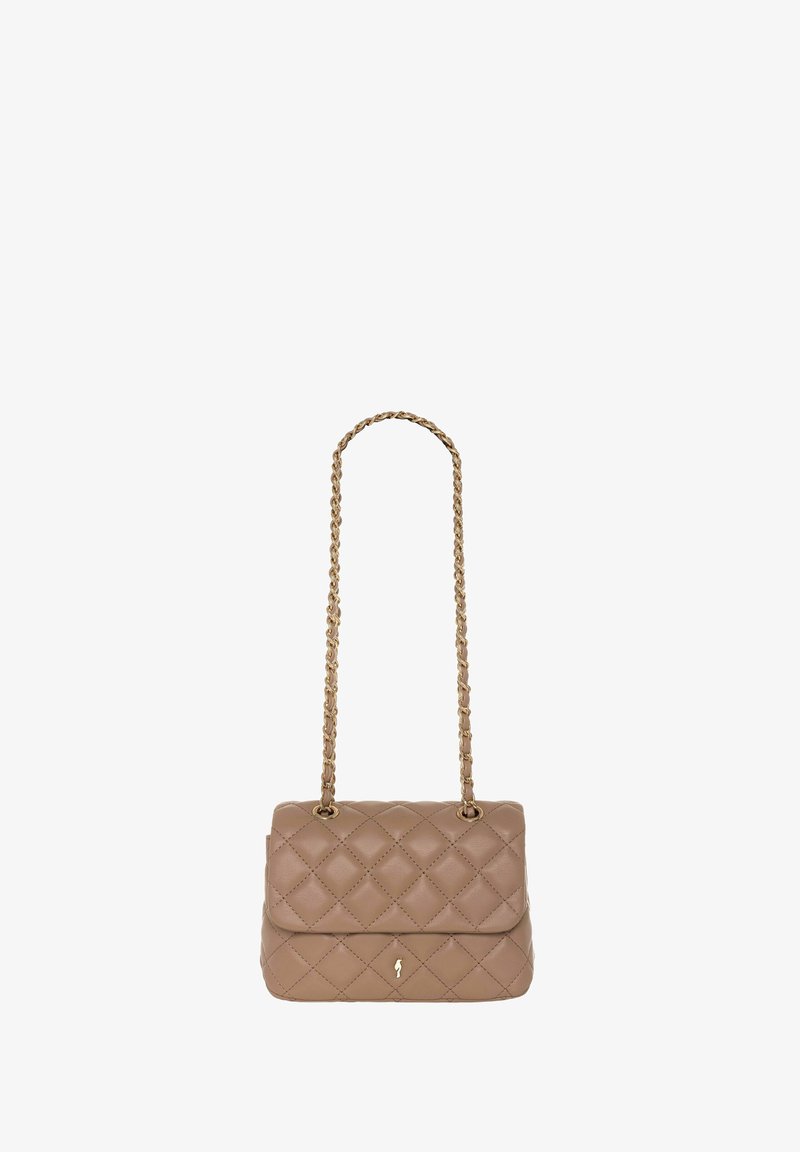 Wytłaczana brązowa skórzana torebka z złotym łańcuszkiem i wytłoczonym logo. Posiada zapięcie na klapkę oraz miękką teksturę.