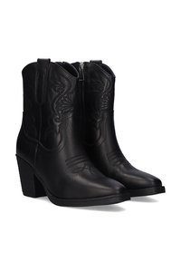 Botas de tobillo de cuero negro con puntera puntiaguda, tacón apilado y costuras decorativas. Cierre de cremallera en el costado, textura suave.