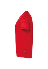 Rød atletisk t-shirt med korte ærmer, glat tekstur, diskret mønster på ærmerne og et grønt mærke i kanten, designet til komfort og bevægelse.