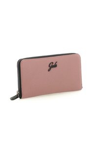 Portafoglio rettangolare rosa in pelle con zip girovita nera e logo "Gabs" in nero sul fronte.