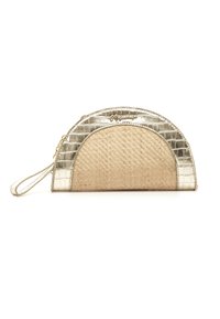 Clutch metálico dorado y beige con forma de media luna, textura tejida, parte superior con patrón y correa de muñeca para facilitar su transporte.