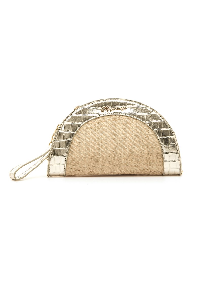 Clutch metálico dorado y beige con forma de media luna, textura tejida, parte superior con patrón y correa de muñeca para facilitar su transporte.