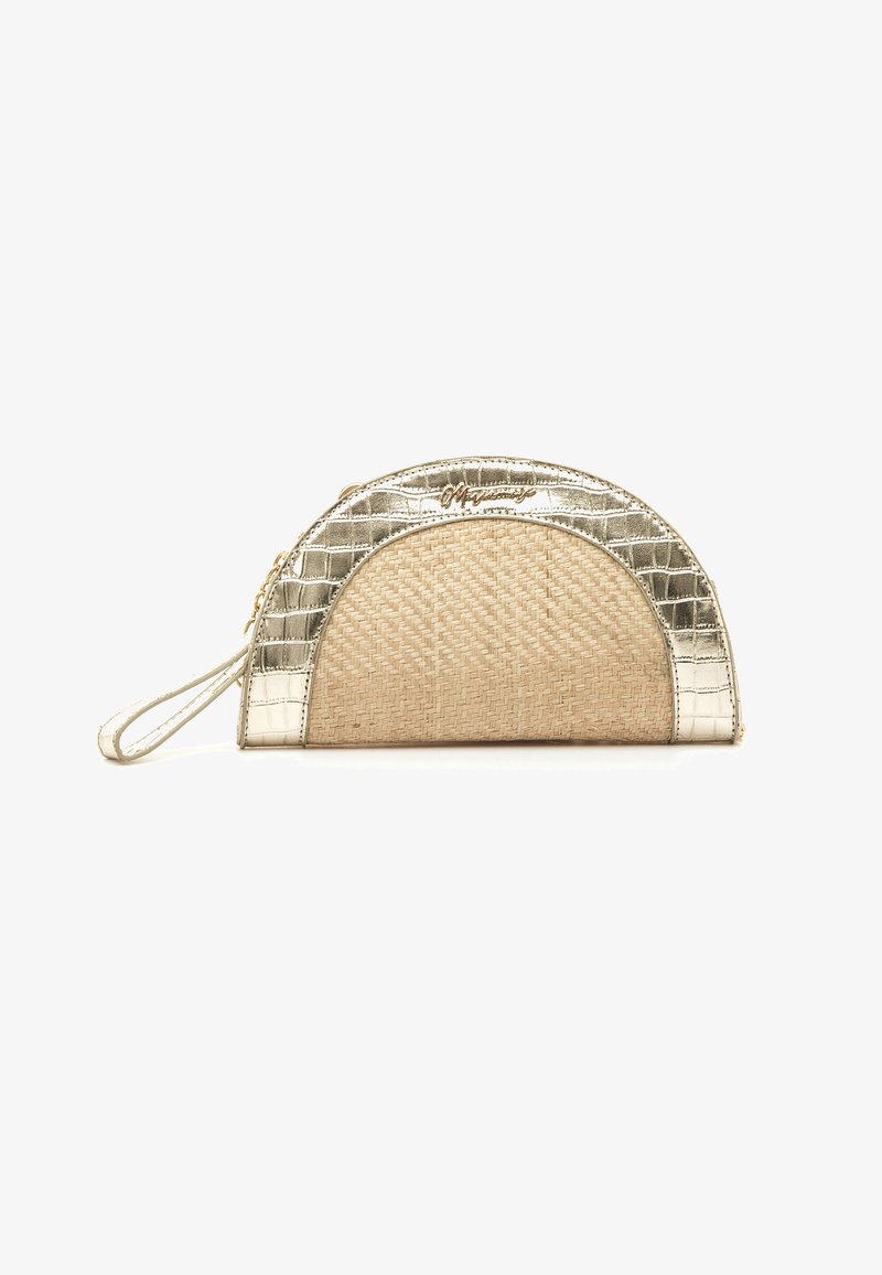 Clutch metálico dorado y beige con forma de media luna, textura tejida, parte superior con patrón y correa de muñeca para facilitar su transporte.