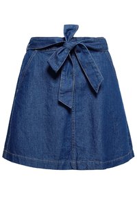 Jupe trapèze en denim avec taille haute et ceinture en tissu nouée en nœud à l'avant, présentant des surpiqûres visibles et des poches latérales.