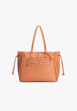 Lichtbruine leren shopper met twee bovenhandvatten, voorvak met rits en zijkanten met trekkoorddetails op een witte achtergrond.