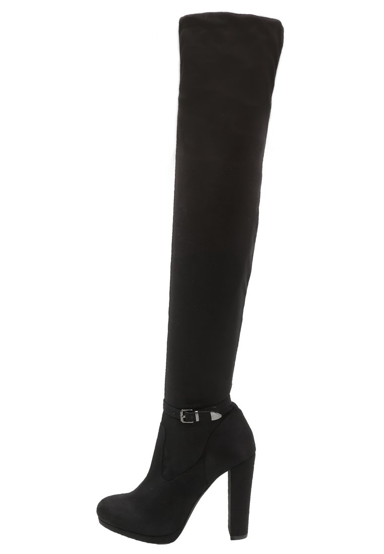 Botte haute noire en daim montant jusqu'à la cuisse, avec talon haut épais, bout arrondi, et petite bride à boucle argentée autour de la cheville.