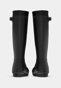 Czarne gumowe wodoodporne buty z gładkim wykończeniem, z klamrą na górze i teksturowaną podeszwą zapewniającą przyczepność.