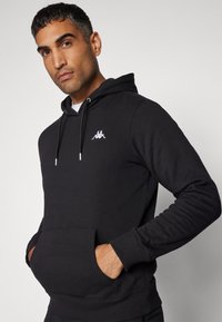 Kappa HOODED SWEATSHIRT SMALL LOGO - Džemperis su gobtuvu - caviar