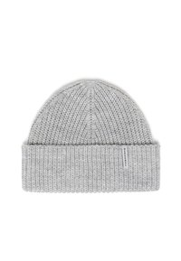 Beanie grigia lavorata a maglia con risvolto, motivo texturizzato e una piccola etichetta bianca sul lato. Materiale morbido, cima arrotondata.
