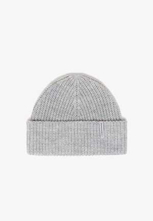 Grijze gebreide beanie met een omgeslagen rand, gestructureerd patroon en een klein witlabel aan de zijkant. Zacht materiaal, ronde top.