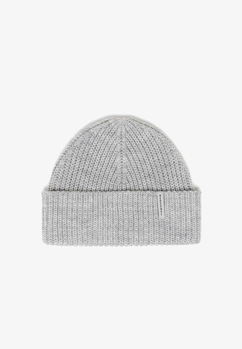 Szara dzianinowa czapka beanie z podwijanym brzegiem, teksturowanym wzorem oraz małą białą metką po boku. Miękki materiał, zaokrąglony wierzch.