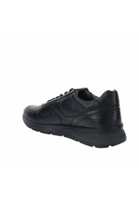 Zwarte leren sneaker met een ronde neus, vetersluiting aan de voorkant, gewatteerde schacht en een dikke rubberen zool. Glad oppervlak met subtiele accenten.