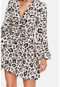 Vestido de estampado de leopardo en color beige claro, con largas mangas abullonadas, un diseño envolvente y un cinturón ajustable para un ajuste personalizable.