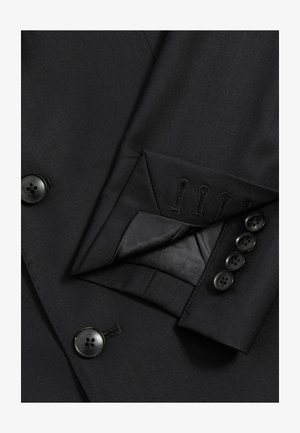 Fekete zakó sima textúrával, négy fekete gombbal és egy részletes hajtókával, amely selyemfényű.