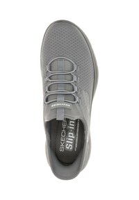 Scarpa slip-on Skechers grigia con tomaia in mesh, lacci elastici, linguetta imbottita e soletta in memory foam aereata per un comfort ottimale.