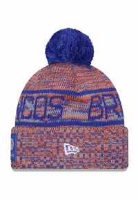 Gestrickte Mütze in Orange und Blau mit einem flauschigen Bommel oben, versehen mit einem strukturierten Muster und einem weißen Logo am Bündchen.