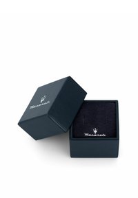 Scatola quadrata blu scuro con finitura texturizzata, con un logo Maserati argentato sulla parte superiore e un morbido interno nero.