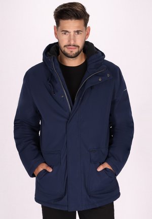 Giacca imbottita blu navy con cappuccio, chiusura con zip e due tasche frontali. Realizzata in un tessuto resistente con una texture liscia e cordini regolabili.