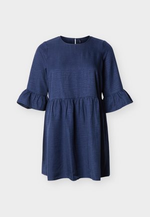 Φόρεμα σε ναυτικό μπλε χρώμα με κοντά μανίκια, στρογγυλή λαιμόκοψη, σούρες στη μέση και βολάν στα μανίκια, παρουσιάζεται σε ανοιχτό φόντο.