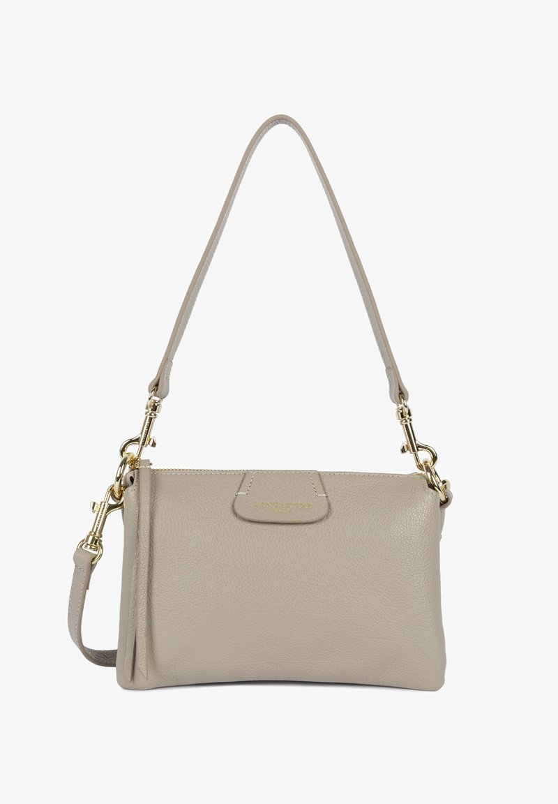 Sac à main en cuir beige avec bandoulières longues et courtes amovibles, ferrures dorées et petite patte avec le nom de la marque embossé.