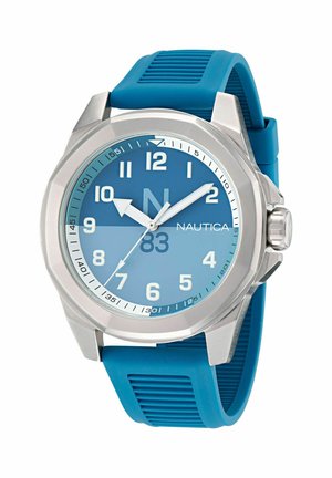 Nautica-Uhr mit einem Gehäuse aus silbernem Edelstahl, blauem Zifferblatt, weißen Stundenmarkierungen und einem blauen Gummiband mit einer gerippten Textur.