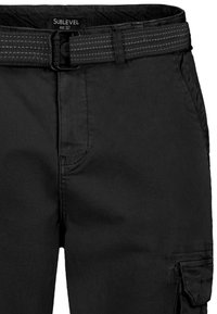 Schwarze Cargo-Shorts mit einem breiten schwarzen Gürtel, großen Seitentaschen, flachem Vorderteil und glatter Textur. Markenlabel lautet "Sublevel."