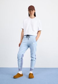 Nike Sportswear TECH FLEECE - Treniņtērpa apakšdaļas - light armoury blue/ashen slate white