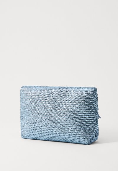 Geantă de mână rectangulară, împletită, de culoare albastră, cu o suprafață texturată și margini brute, având un finisaj neted și fără hardware vizibil.