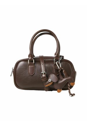 Petit sac à main en cuir marron foncé avec double poignée, détail boucle et un porte-clés en cuir en forme de teckel attaché.