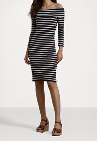 Šaty bez ramínek v námořnické modré a krémově pruhované barvě, s rukávy do tří čtvrtin, které mají zlaté knoflíkové detaily po straně. Texturovaná tkanina.