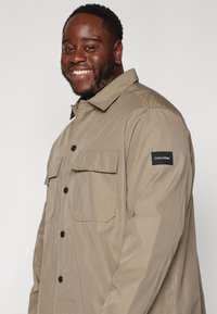 Calvin Klein Könnyű dzseki - brindle