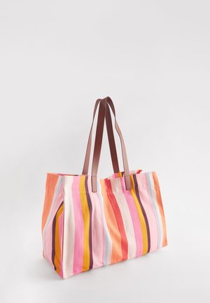 Juostuotas nešiojamas krepšys oranžinės, rožinės ir purpurinės spalvų atspalvių su rudos odos rankenomis; pagamintas iš minkštos tekstūros audinio, struktūruoto dizaino.