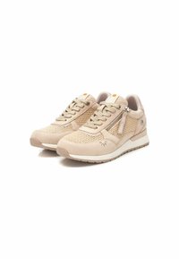 Zapatillas beige con parte superior de malla, acentos de ante, punta redonda, diseño con cordones y un zipper lateral para facilitar el uso. Suela antideslizante.