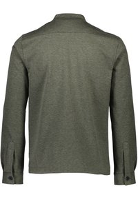 Camisa de manga larga verde oliva con cuello, puños abotonados y textura suave. Presenta un diseño liso sin patrones ni adornos.
