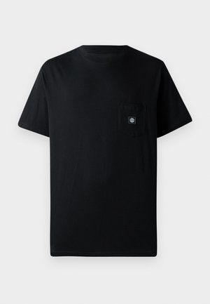 Camiseta de algodón negra con cuello redondo y mangas cortas, que presenta un bolsillo en el pecho izquierdo y un pequeño emblema en el bolsillo.