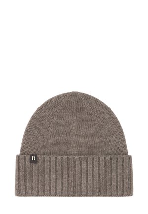 Knitted beanie in gray with a folded ribbed hem and a contrasting fabric label featuring the letter "B." Soft texture and close-fitting shape.