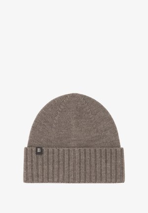 Pletená čepice v šedé barvě s přeloženým ribovým lemem a kontrastní látkovou etiketou s písmenem "B". Měkká textura a těsně přiléhající střih.