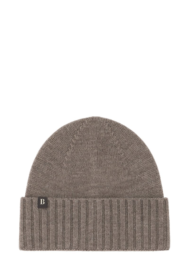 Pletená čiapka v sivej farbe s prehnutým rebrovaným okrajom a kontrastnou látkovou nášivkou s písmenom "B". Mäkká textúra a priliehavý strih.