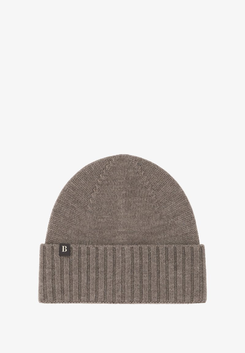 Pletená čiapka v sivej farbe s prehnutým rebrovaným okrajom a kontrastnou látkovou nášivkou s písmenom "B". Mäkká textúra a priliehavý strih.