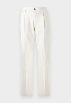 Weiße Baumwollhose mit geradem Beinschnitt, ausgestattet mit einem Knopfverschluss, zwei Fronttaschen und Falten für zusätzliche Textur.