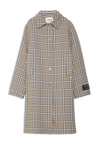 Dlhý béžový károvaný kabát s modrými a bielymi pruhmi, zapínaním na gombíky, dvoma prednými vreckami a čiernou náplasťou na ľavom rukáve.