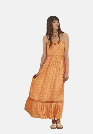 Vestido largo naranja con un patrón de olas, tirantes finos, un pecho fruncido y un dobladillo en capas. Costuras detalladas a lo largo de la cintura.