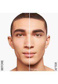 Ansiktet delt i to: venstre side viser naturlig hudtone; høyre side viser jevn, glatt tone merket "250 Sand." Lys bakgrunn, minimal detaljer.