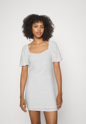 Vestido cinza claro com mangas curtas bufantes, decote quadrado, tecido texturizado com padrões de pontos e forma ajustada.