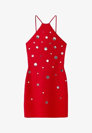 Czerwona mini sukienka bez rękawów z cienkimi ramiączkami i rozsianymi po przodzie połyskującymi srebrnymi okrągłymi ozdobami.